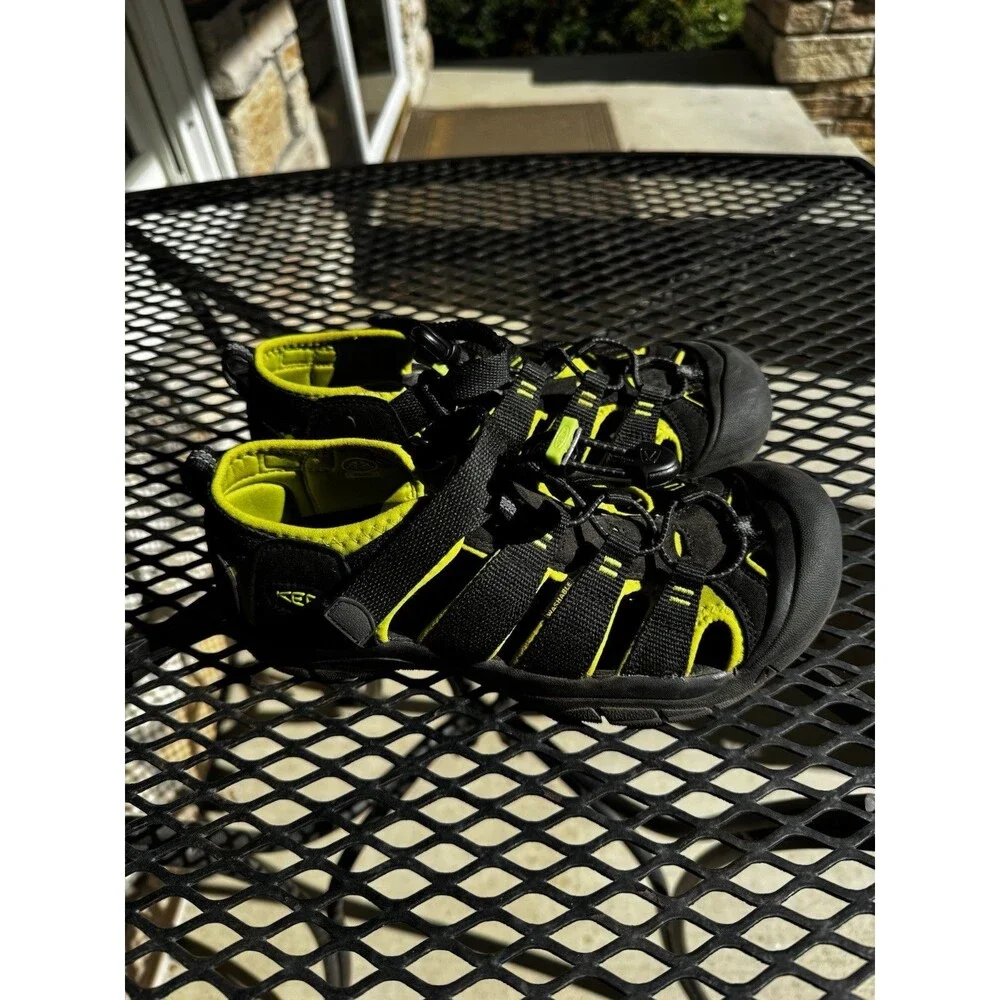 Keen Newport H2  Black and Neon Green Sport Sandals 6 Men’s, 8 Women